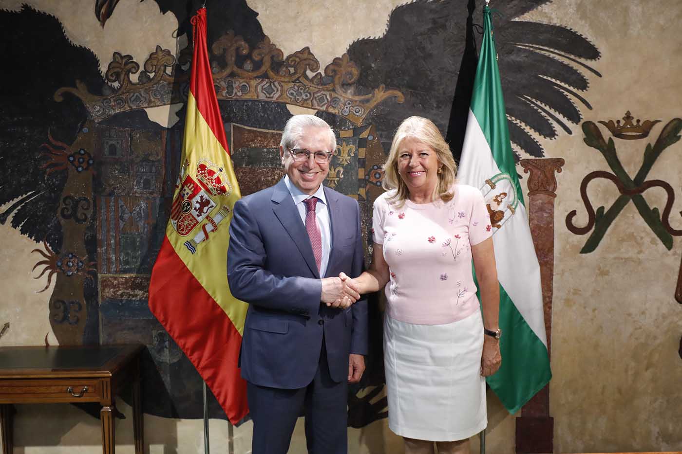 La alcaldesa recibe en el Ayuntamiento a los embajadores de México y Kazajistán